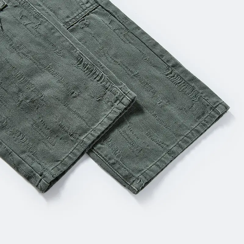 Straight hem and distressed texture detail on cargo pants style 4164568