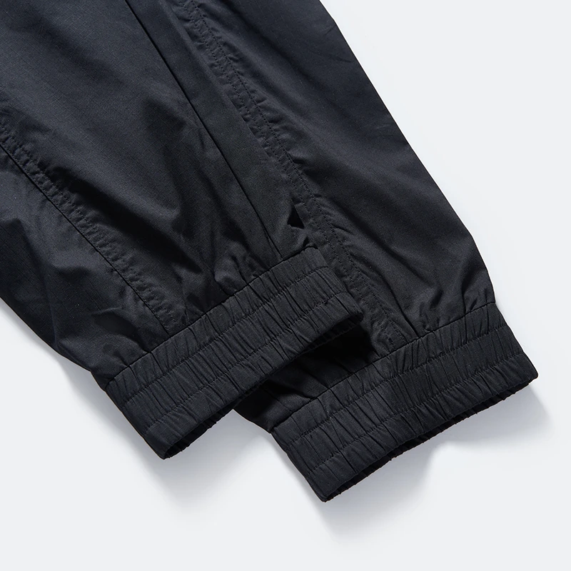 Elastic cuff construction detail on black cargo jogger pants style 1-2116