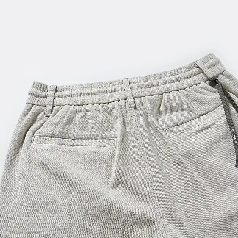 Back elastic waistband and welt pocket detail on pants style 4264552