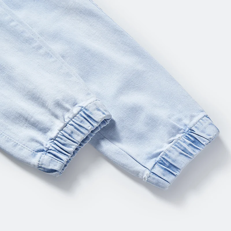 Elastic cuff detail on light wash cargo jogger jeans style 4E813