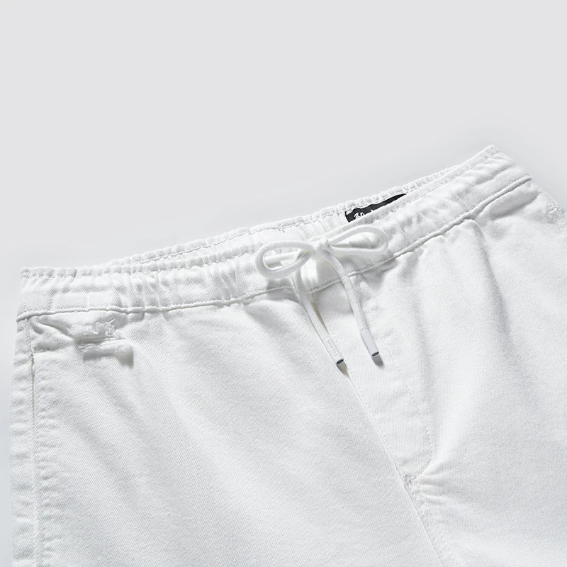 Elastic drawstring waist and front pocket detail on cargo shorts style 4254589