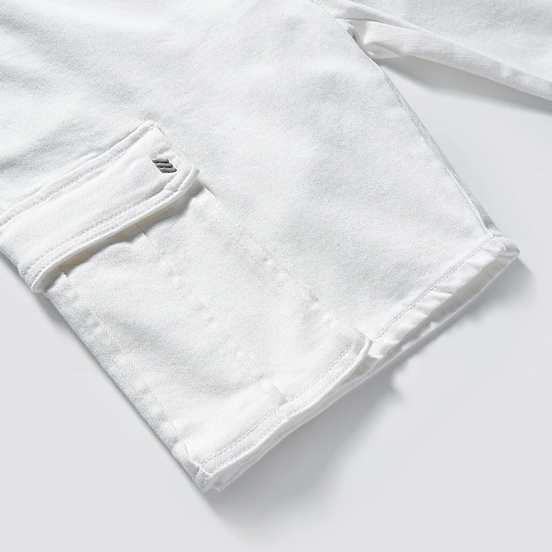 Cargo pocket, seam and clean hem detail on white shorts style 4254589