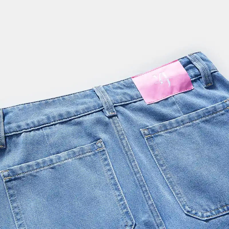 Back patch pocket and light wash detail on women's jeans style 58002