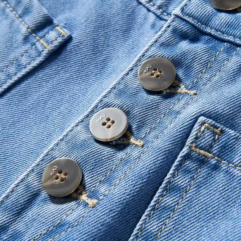 Multi-button fly construction detail on women's wide-leg jeans style 58002